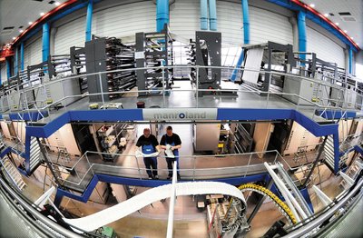 Gedruckt wird auf drei Rollenoffsetmaschinen COLORMAN XXL von der manroland websystems GmbH mit je zwei Drucktürmen.