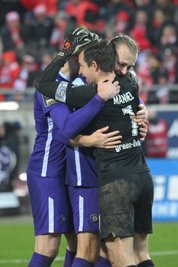 Alexander Sorge (FC Erzgebirge Aue, links im Bild), Korbinian Burger (rechts) und Martin Männel feiern den Sieg.