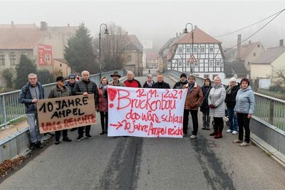 Zum 10-jährigen Bestehen der Baustellenampel, mit welcher der Verkehr über die Muldenbrücke in Lunzenau geleitet wird, hatten Anwohner und Bürgermeister Ronny Hofmann eine baldige Sanierung gefordert. Das war im November 2021. Nun kündigte das Landesamt für Straßenbau an, dass die Arbeiten für dieses und nächstes Jahr geplant sind. 