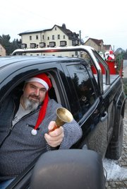 Mit seinem Pick-up zog Jörg Löffler den Autoanhänger mit dem Weihnachtsmanschlitten.