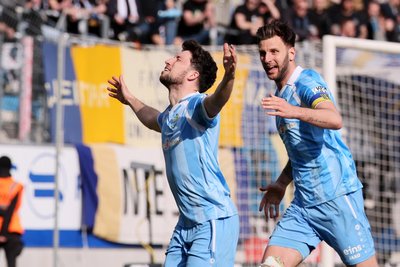 Tom Baumgart (links) freut sich mit Dejan Bozic über den Treffer zum zwischenzeitlichen 2:1 für den CFC.