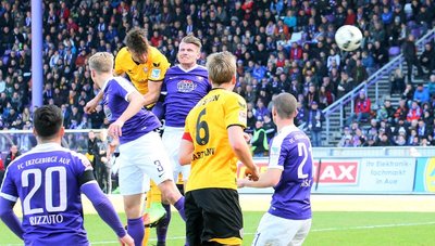 Tor für Dresden zum 4:0: Sebastian Hertner (Aue) und Steve Breitkreuz (Aue) können den Kopfball von Stefan Kutschke (Mitte) nicht verhindern.