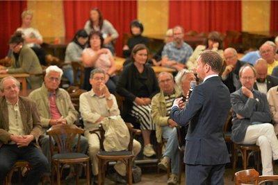 Zeit für Fragen der Freiberger: Sachsens Ministerpräsident diskutierte etwa zwei Stunden lang mit Einwohnern der Bergstadt über Entscheidungen und Fehler im Land während der Coronapandemie. Der Kreischef der Jungen Union Sven Michael Willems warb in der Debatte um Respekt im Umgang miteinander. Er sei durch die Reihen der Protestierer vor dem Tivoli gelaufen und beschimpft worden. "Das ist infantil", sagte er. 