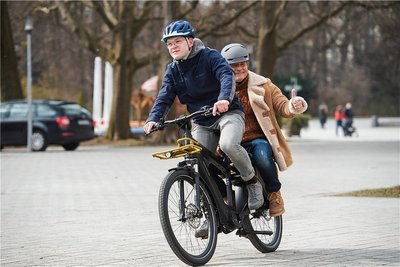 Huckepack: Die Elektrifizierung des Lastenrads ist ein voller Erfolg. Besitzer des GT Vario 750 von Riese und Müller dürfen sogar Erwachsene mitnehmen. Kostenpunkt für das Rad: rund 5850 Euro. 