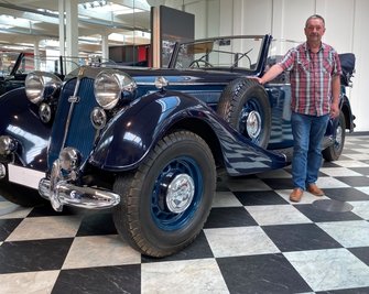 Udo Schwabe, Mitglied im Förderverein des August-Horch-Museums, an einem luxuriösen Cabriolet aus dem Jahre 1937.