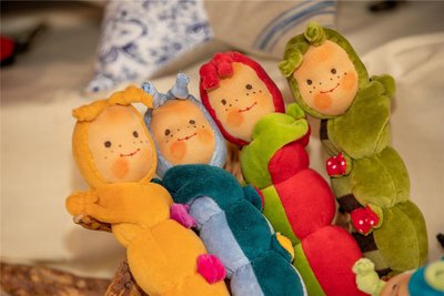 Regina Zelle fertigt auch solche Dekoraupen mit Puppengesichtern.