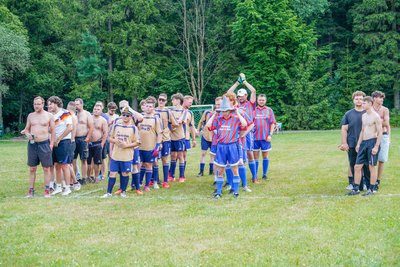Bis die Bands auf die Bühne kamen, gab es tagsüber viel Programm, um die Leute bei Laune zu halten - unter anderem auch mit einem Fußballturnier. Vier Mannschaften sind angetreten.