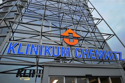Das Klinikum Chemnitz war über Monate hinweg Schwerpunktkrankenhaus bei der Behandlung von Corona-Patienten in Sachsen. Nun zieht wieder mehr und mehr der Alltag in das größte Krankenhaus der Region ein. 