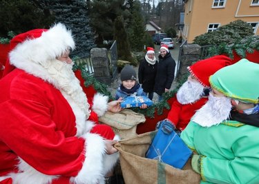 Der fünfjährige Paul Löffler (Mitte) brachte dem Weihnachtsmann ein gesungenes Ständchen. Dafür belohnten ihn der Bärtige und seine beiden Wichtel mit einem Geschenk. 