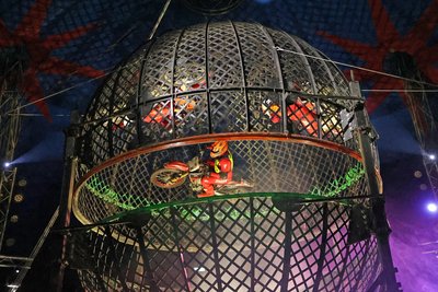 Risikofreudige Stuntfahrer rasen im Zirkus-Finale auf ihren Motorrädern in einer Stahlkugel. Während der atemberaubenden Nummer gehen die beiden Kugelhälften sogar noch auseinander.