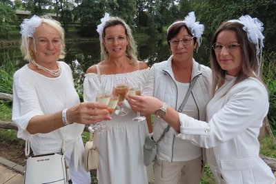 Christa Krumbein mit ihren Töchtern Iris Paul und Heike Stiller sowie Enkelin Nancy Hess aus Werdau (von links).