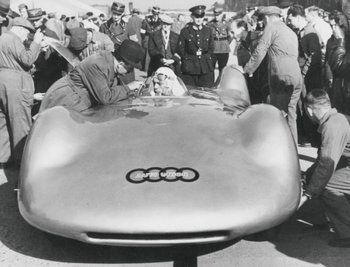 Rennfahrer Bernd Rosemeyer im Cockpit eines seiner Silberpfeile. Die Autos wurden in Zwickau gebaut. 1938 verunglückte Rosemeyer bei einem Rekordversuch mit 440 Stundenkilometern und kam ums Leben. 