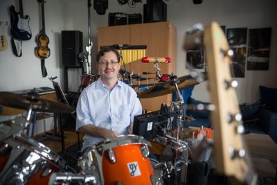 Daniel Drescher ist Musiklehrer an der Altstadtschule Stollberg. Er bewegt auch abseits des klassischen Unterrichts viel.