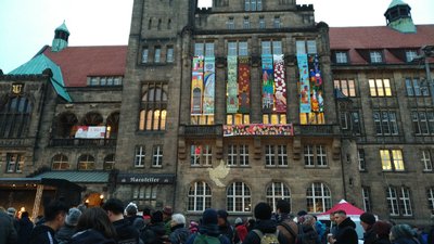 Die offizielle Veranstaltung zum Friedenstag unter dem Motto "Kultur - Sprache - Religion" hat 18 Uhr auf dem Neumarkt begonnen.