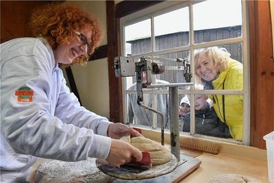 Im Dorfmuseum Gahlenz standen Winterarbeiten zum Aktionstag im Blickpunkt. Zugucken erwünscht - Bäckerin Maria Johst freut sich über neugierige Blicke, während sie die Brotlaibe formt. 
