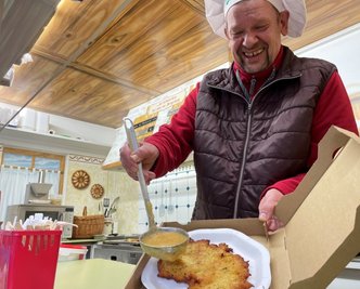 Buschmanns Mitarbeiter Frank Jahn spürt, dass den meisten Menschen aufgrund der Sorgen der Appetit längst vergangen ist. "Durchhalten", sagt er und schenkt dennoch jedem ein Lächeln. 