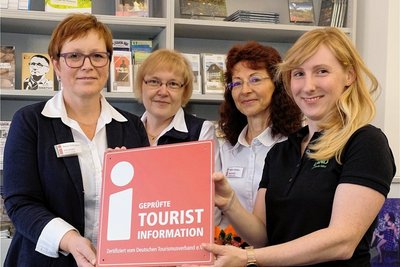 Antje Schubert, Kristina Voigt und Petra Keßler vom Team der Tourist-Information Reichenbach mit Sabine Schrodt, Destinationsbetreuerin des Tourismusverbandes Vogtland (im Bild von links). 