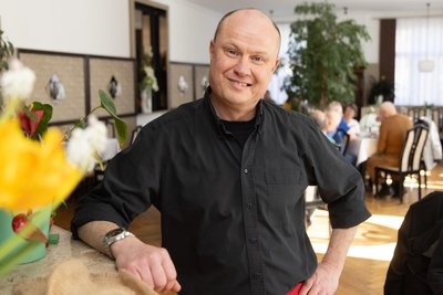 Konditormeister Thomas Neubert in seinem Café in Bärenstein: Monatelange Vorbestellungen für Schulanfangstorten sind bei ihm nicht nötig.