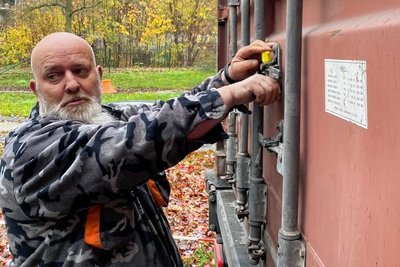 Brummifahrer Frank Müller beim Verplomben des Containers.