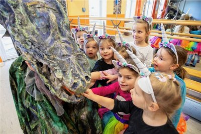 Die Vorbereitungen für den Fasching in der Plauener Festhalle sind im vollen Gange - doch bevor das Zauberlicht nicht gefunden wird, kann die Party nicht beginnen. Der Drachen mopste nämlich das Licht, nun machen sich Einhörner, Spinnen, und andere Fantasiewesen auf den Weg, das Licht zu suchen: Was sich genau dahinter verbirgt, erfahren Groß und Klein am Dienstag in der Festhalle.