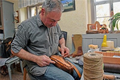 Im Dorfmuseum Gahlenz standen Winterarbeiten zum Aktionstag im Blickpunkt. Steffen Auerbach zeigt das Handwerk des Schuhmachers. 