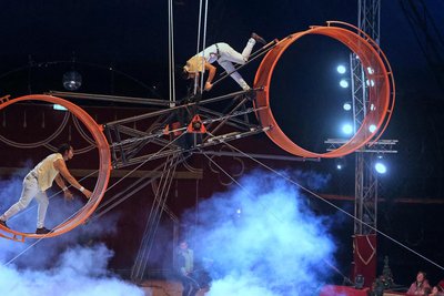 Nervenkitzel auf dem rotierenden "Todesrad": Zwei waghalsige Artisten zeigen spektakuläre Kunststücke.