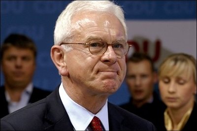 Trotz des Stimmenverlusts für die Union bei der Europawahl wollen die Christdemokraten den nächsten deutschen EU-Kommissar stellen. "Wir sind die stärkste Fraktion im Europaparlament", sagte CDU-Spitzenkandidat Hans-Gert Pöttering (foto).