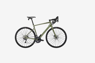 Rennrad: Das Synapse Carbon 2 RL von Cannondale verfügt über ein integriertes Licht- und Radarsystem, zweimal elf Gänge und hydraulische Scheibenbremsen. Preis: ca. 4500 Euro.