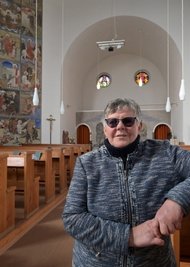 Gabi Schürer vom Kirchenvorstand führte die Gäste durchs Gotteshaus.