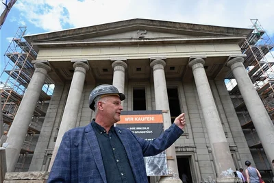 Wohnen im Palast. Projektleiter Mike Kohllöffel hat keine einfache Aufgabe, die Umnutzung zu koordinieren. Noch ist von den Wohnungen nicht viel zu sehen, doch im kommenden Jahren sollen sie bezugsfertig sein. 