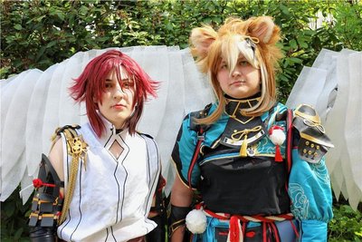 Die Cosplayer Damian (links) und Isa (rechts) als Heizou und Gorou aus dem Spiel "Genshin Impact". Die beiden 19-Jährigen sind seit mehreren Jahren in der Szene aktiv und besuchen die Chemnitzer Cosplay-Treffen regelmäßig. Um seine Freude an dem Hobby zu teilen, reist Isa sogar aus Sachsen-Anhalt nach Chemnitz an. 