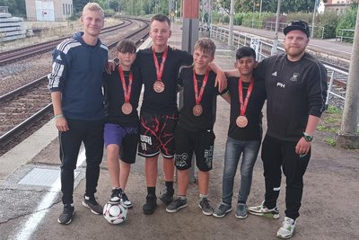 Noch auf der Rückfahrt hingen die Medaillen um den Hals: Sportlehrer Fabian Hartmann von der Mittweidaer Fichteschule gewann mit Julian Behne, John Heym, Yanick Jansen und Rawad Alsalibi sowie Betreuer Felix Hähle (v.l.) die Bronzemedaille beim Bundesfinale. 