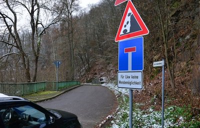 Die schmale Straße birgt einige Gefahren. So soll mit dem Bau im nächsten Jahr auch der Hang gegen Steinschlag gesichert werden.