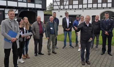 Stopp am Vierseithof mit Oberlaube in Oberwürschnitz. Der Oelsnitzer Bürgermeister Bernd Birkigt (vorn) erklärte den Jury-Mitgliedern auf der Rundfahrt die Besonderheiten der jeweiligen Haltepunkte. 