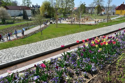 2019: Die Paradiesgärten im Mühlbachtal waren das kleinere der beiden Areale zur Landesgartenschau. Viele Blumenbeete sind zurückgebaut worden, geblieben sind die Wasserrinne (hier im Vordergrund) sowie der Wasser- und Kletterspielplatz.