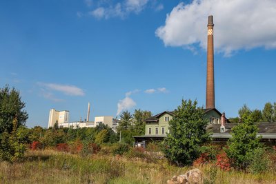 Der Schornstein von Knauf Insulation wurde schon in den 1950er-Jahren für die damalige Nickelhütte errichtet. Seit über einem halben Jahrhundert werden in St. Egidien Dämmstoffe produziert.