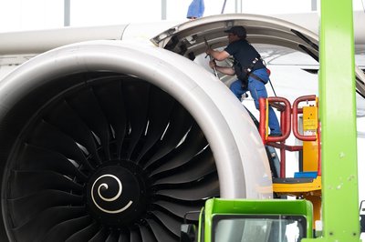 Ein Mitarbeiter der Elbe Flugzeugwerke GmbH arbeitet am Triebwerk eines Airbus A380 der Lufthansa.
