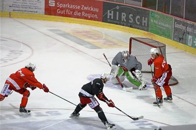 Torhüter Christian Schneider und sechs Feldspieler durften am Montag im Kunsteisstadion im Sahnpark trainieren. 