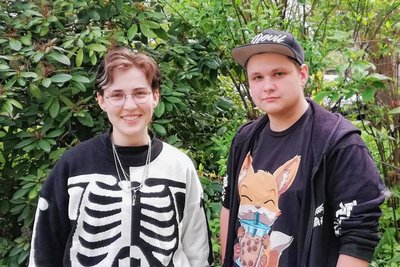 Zu Beginn des Treffens sahen die Jugendlichen (Damian und Isa) noch wie komplett andere Menschen aus. Im fertigen Kostüm erkennt man sie kaum wieder. 
