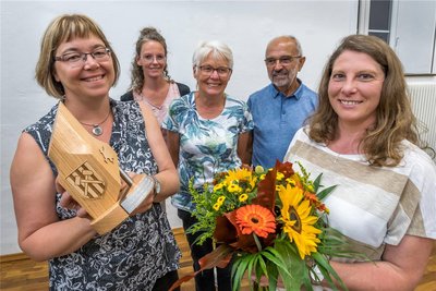 Uta Börner nahm den Ehrenpreis für das Team Winterspielplatz entgegen, zu dem auch Christiane, Karin und Dietmar Dübner sowie Cornelia Polster (v. l.) gehören.