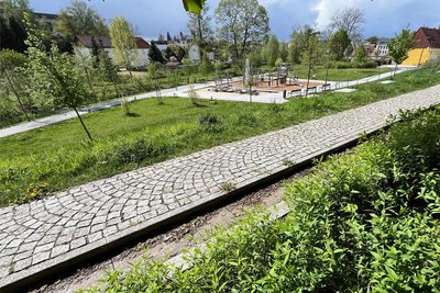2024: Die Paradiesgärten im Mühlbachtal waren das kleinere der beiden Areale zur Landesgartenschau. Viele Blumenbeete sind zurückgebaut worden, geblieben sind die Wasserrinne (hier im Vordergrund) sowie der Wasser- und Kletterspielplatz.