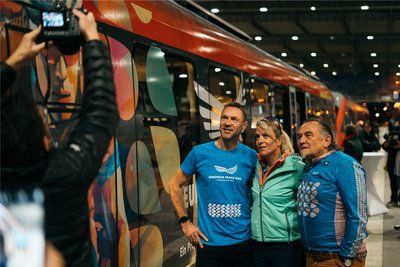 Am Donnerstagmorgen startete der Tross mit einem Sonderzug der Erzgebirgsbahn in Richtung Bad Ischl. Auch die prominenten Fahrer, die Ex-Profis Jens Voigt, Hanka Kupfernagel und Thomas Barth (von links) hofften da noch, dass die düsteren Wetterprognosen nicht zutreffen würden.