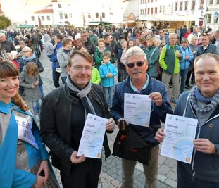 Für seinen dritten Platz im Stadtradeln wurde Frank Ulbricht (3. v. l.) von Silberstadtkönigin Julia Richter, OB Sven Krüger (2. v. l. ) und René Otparlik, Vereinsvorsitzender Agenda 21, geehrt. 