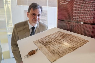 Raymond Plache, Leiter des Staatsarchivs Chemnitz, betrachtet das älteste in Chemnitz aufbewahrte Dokument, die Gründungsurkunde des Klosters Geringswalde aus dem Jahr 1233. 