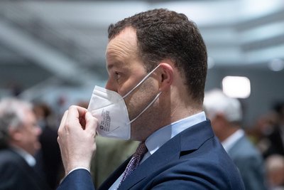 Der damalige Bundesgesundheitsminister Jens Spahn (CDU) rückt seine FFP2-Maske zurecht. Das Bild entstand 2021.