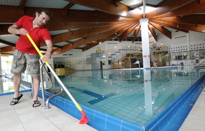 
              <p class="artikelinhalt">Olaf Gesse, Mitarbeiter einer Reinigungsfirma, säubert den Rand des 25-Meter-Beckens, um das neue Fliesen verlegt wurden.  </p>
            