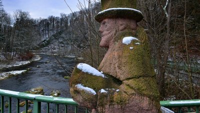 Hinter dem steinernen Baron von Schröter, der als Wächter auf der Brücke über die Zschopau steht, führt die Straße Am Buchenberg im Mittweidaer Ortsteil Ringethal zur einer kleinen Siedlung. 