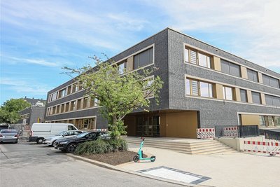 Das Gebäude von der Jakobstraße aus. Links hinten schließt sich die Turnhalle an. Vorerst besuchen ausschließlich Ukrainerinnen und Ukrainer die Bildungseinrichtung, ab 2023 wird sie eine reguläre Grundschule.