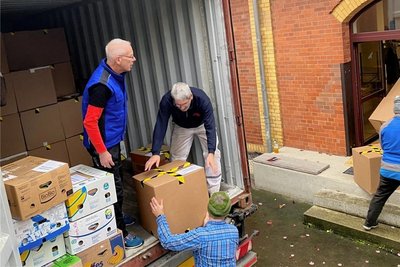 Schlag auf Schlag. Im Gemeindesaal wurden die Kartons via Sackkarre transportiert, vom Eingang bis zum und im Container ging's auch ohne ganz gut.