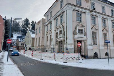 Die Zufahrt zum Klingenthaler Marktplatz ist vorläufig nur noch halbseitig befahrbar.